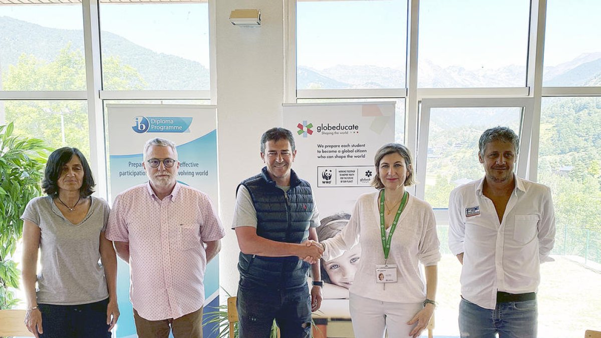 La FAE i l'Agora International School signen un conveni de col·laboració per l'esquí-estudi