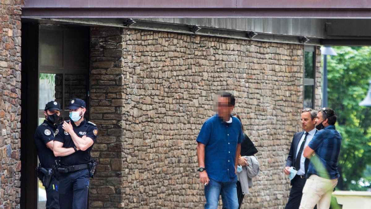 El cuidador que va abatre l'os de Naturlandia  a l'exterior de la seu judicial.