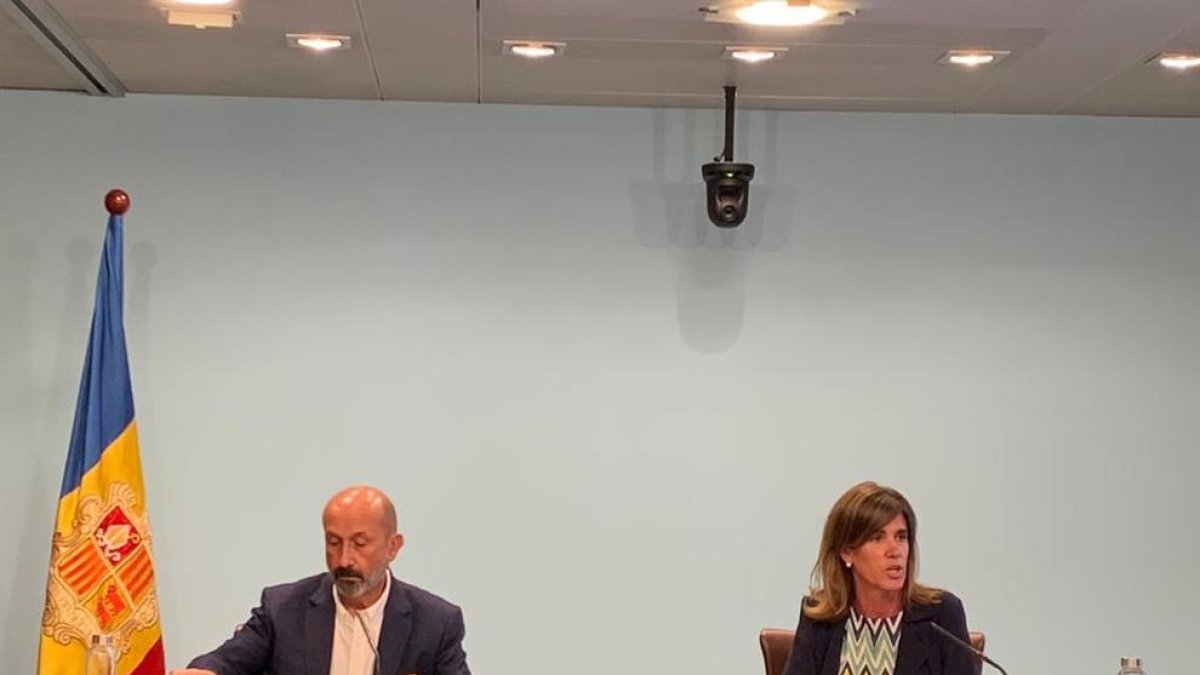 El ministre de Salut, Joan Martínez Benazet, i la d'Educació, Ester Vilarrubla.