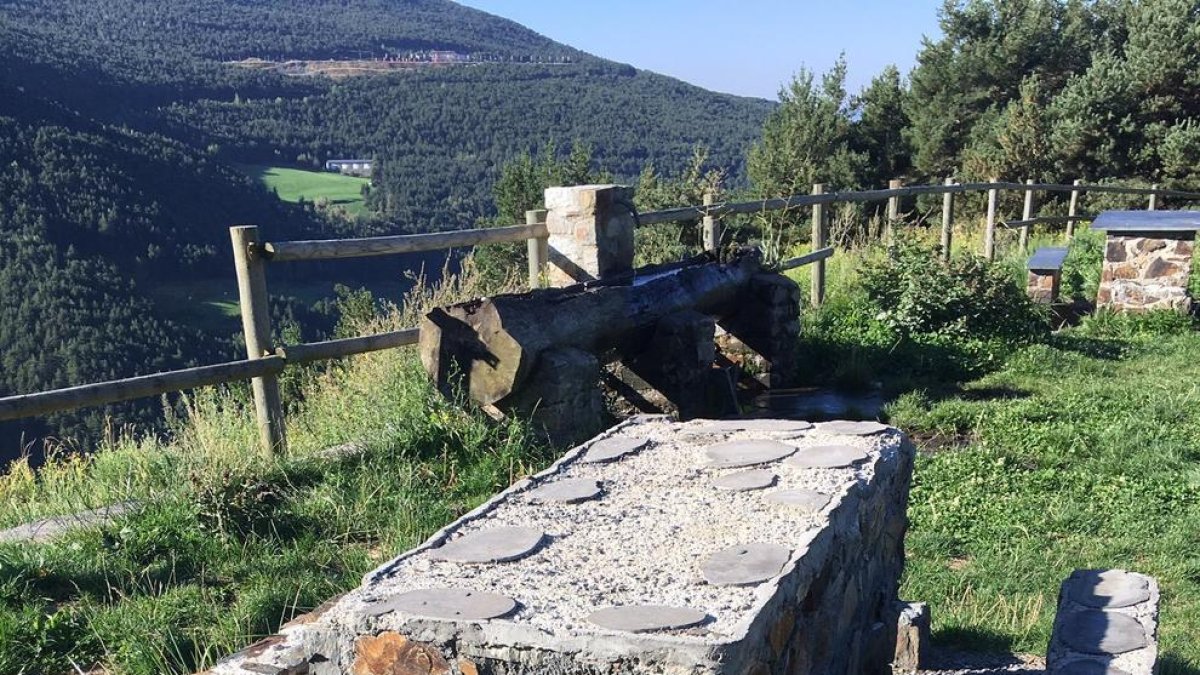 Les taules i els bancs del berenador han aparegut trencats