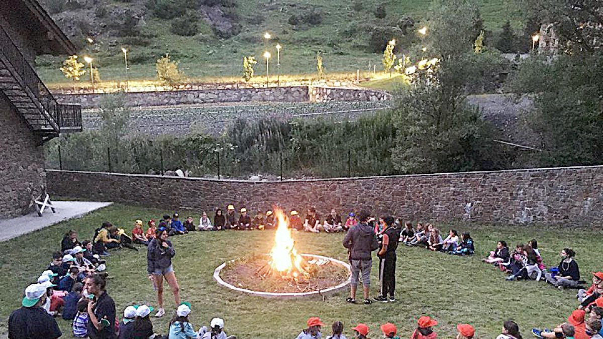 Més del 60 per cent dels infants d'AINA van de campaments gràcies a les beques
