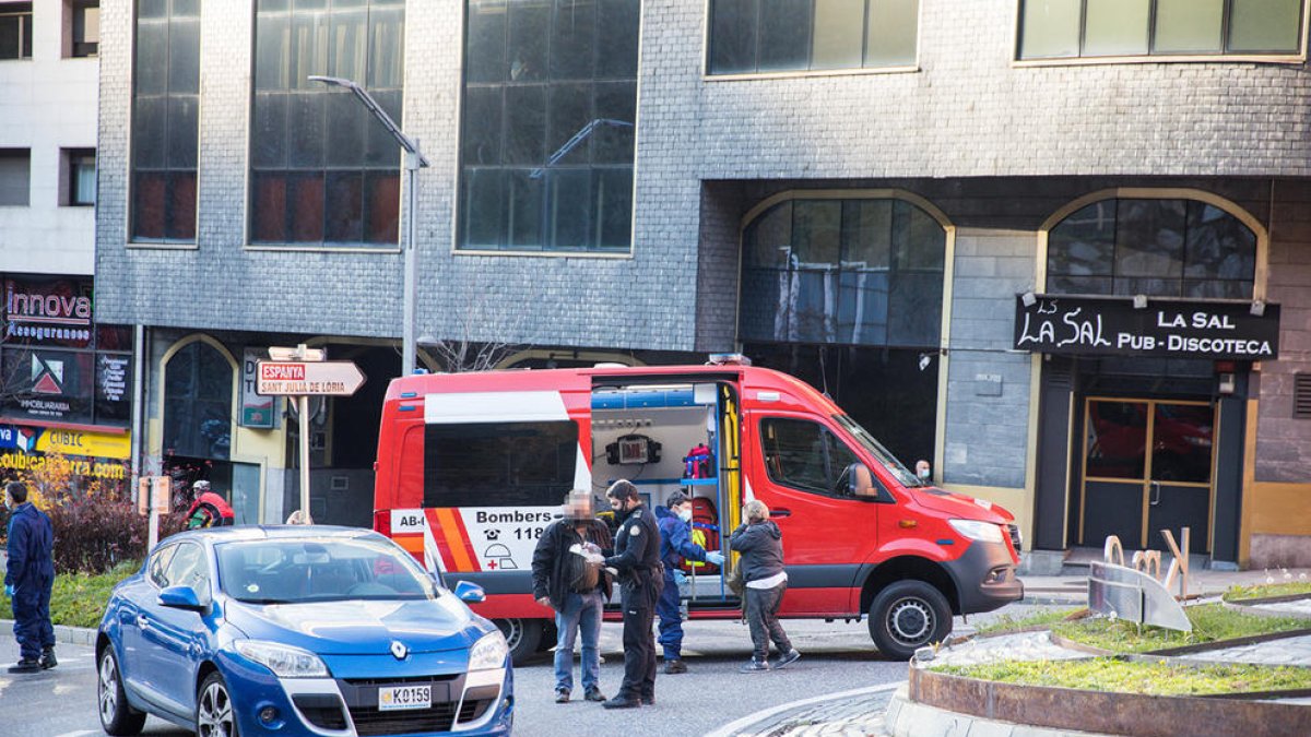 Una ferida lleu en un accident a la rotonda del Km 0