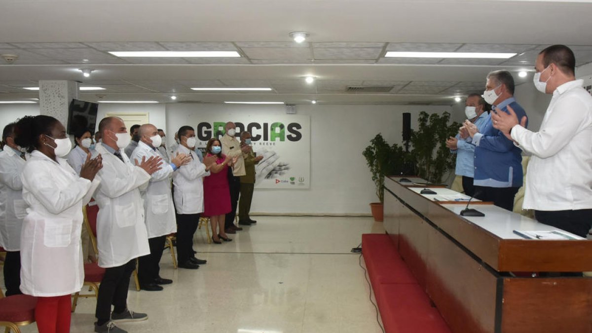 El president de Cuba rep els sanitaris que van venir a Andorra