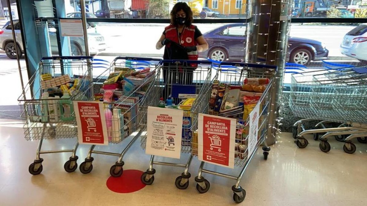 Els voluntaris en un dels supermercats recollint donacions