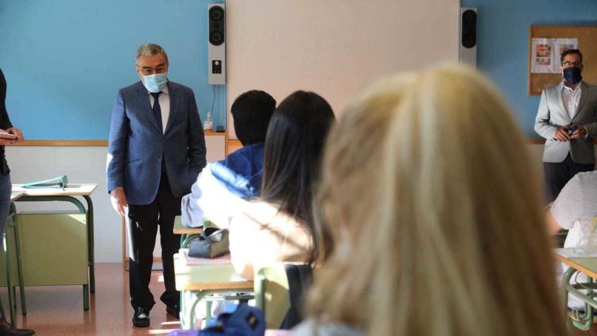 L'ambaixador espanyola a Andorra, Àngel Ros, en la seva visita al María Moliner