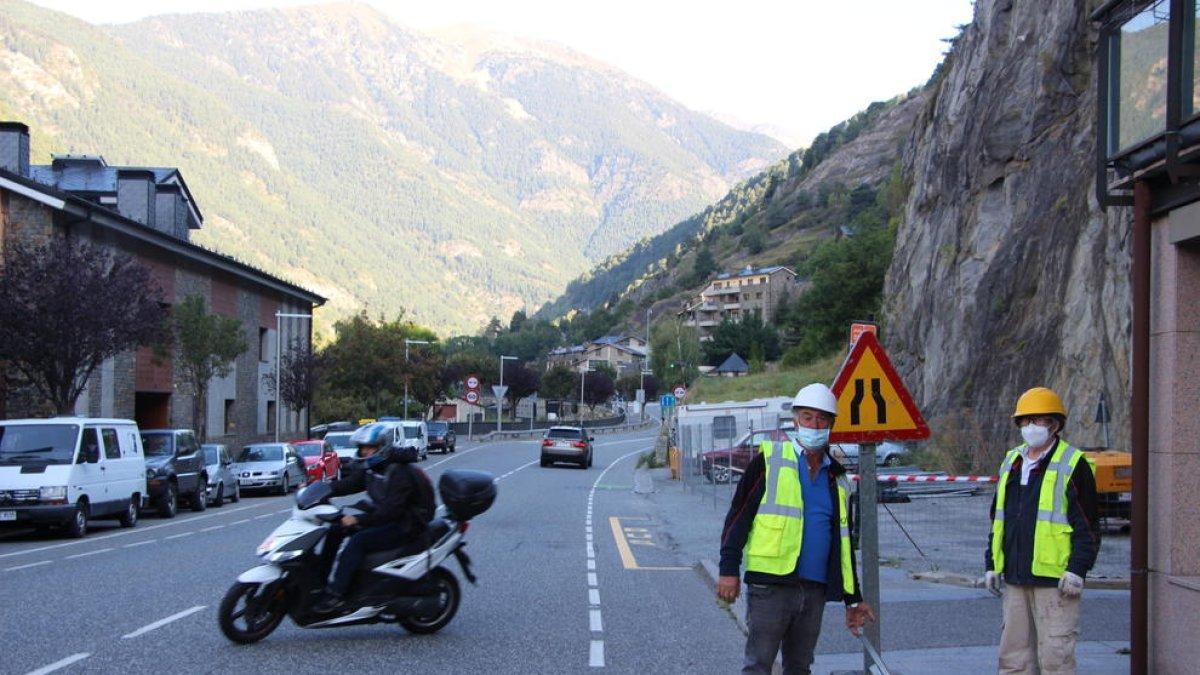 Operaris senyalitzant la zona d'obres de l'aparcament de les Moles