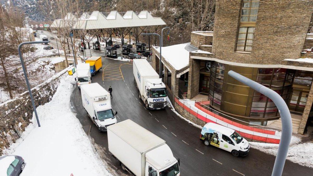 Camions a la frontera del riu Runer.