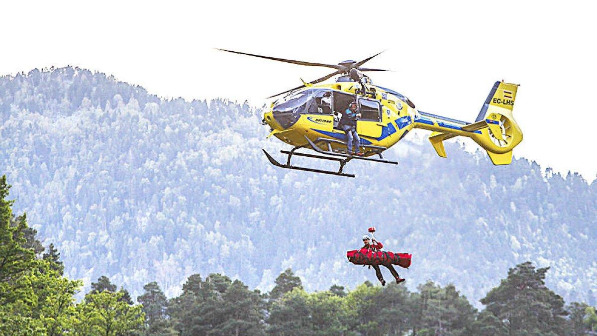 Els bombers fan dos rescats simultanis en helicòpter
