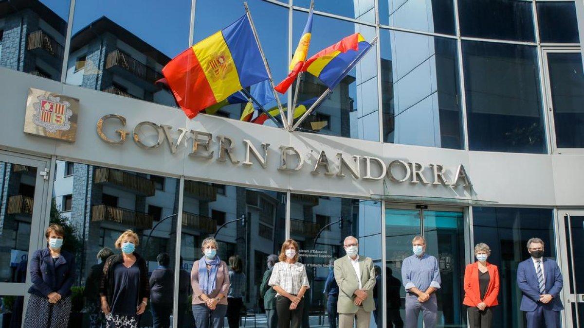 Suñé, Bastida, Mandicó, Vilarrubla, Dallerès, Cervós, Vela i Jover a la porta del ministeri d'Educació