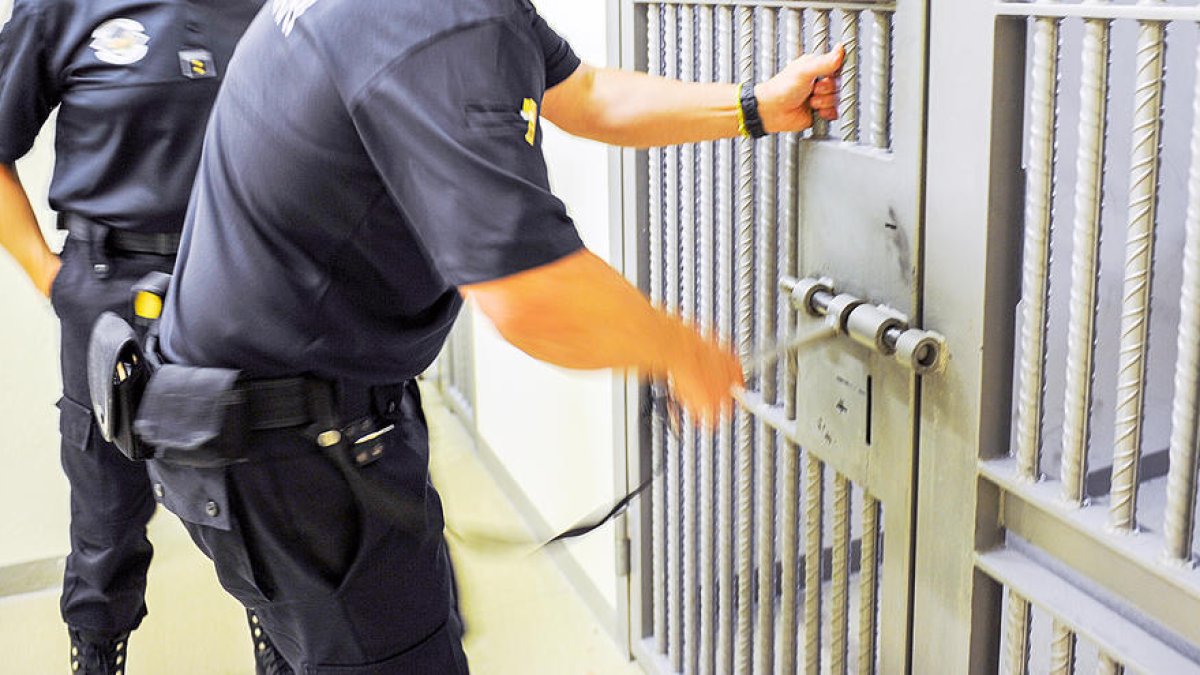 L'agent sancionat per la fuga del pres recorre i defensa que no pot ser l'únic responsable