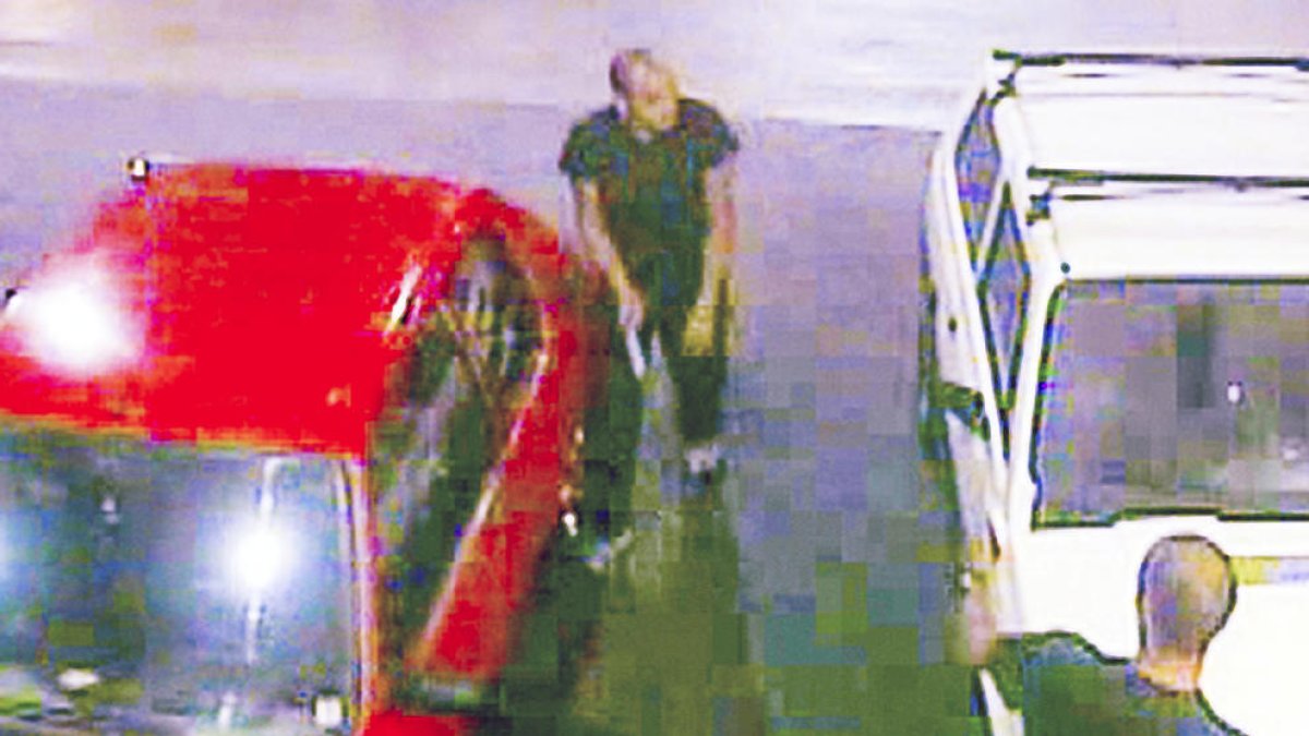 Imatge de les càmeres de seguretat de la benzinera on es veu el jove andorrà amb la navalla i la víctima mortal