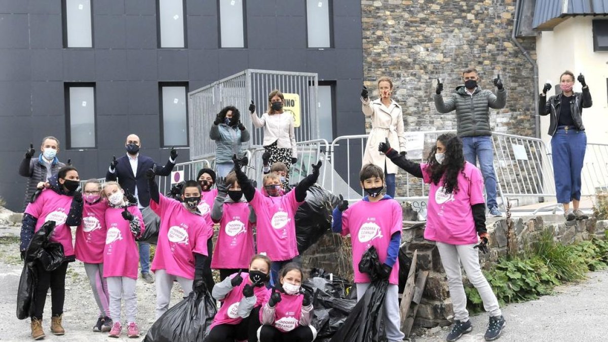 Alumnes del Pas amb les bosses plenes dels residus recuperats