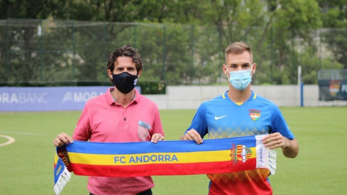 El nou jugador tricolor, Ruben Enri, amb el director esportiu, Jaume Nogués