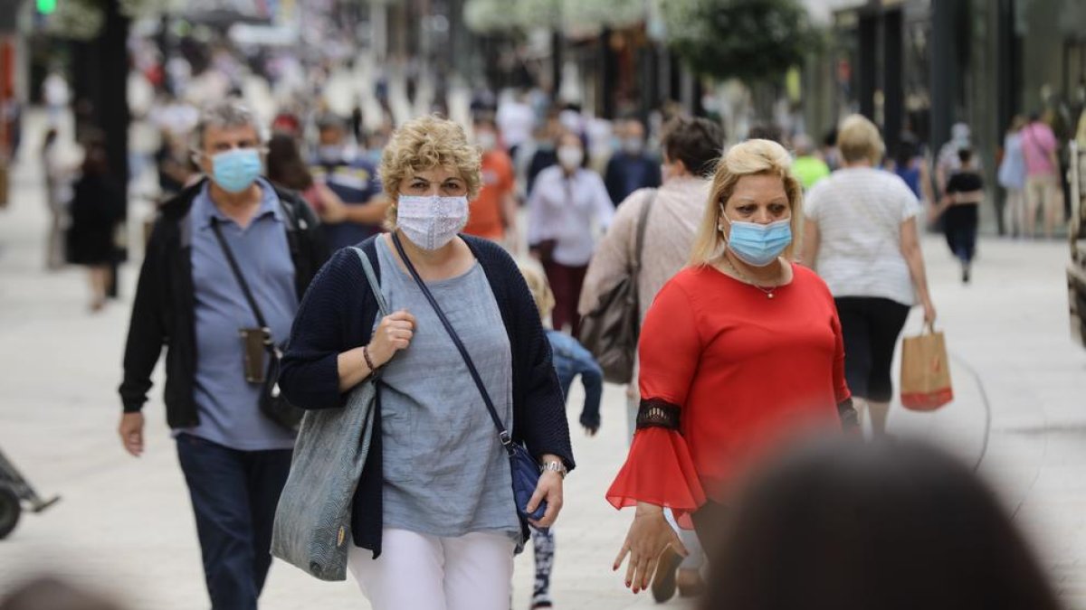 Ciutadans amb mascareta pel carrer el 15 de juliol