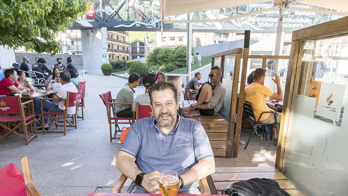 Òscar Fernández aprofita l'estiu per relaxar-se a la platja.