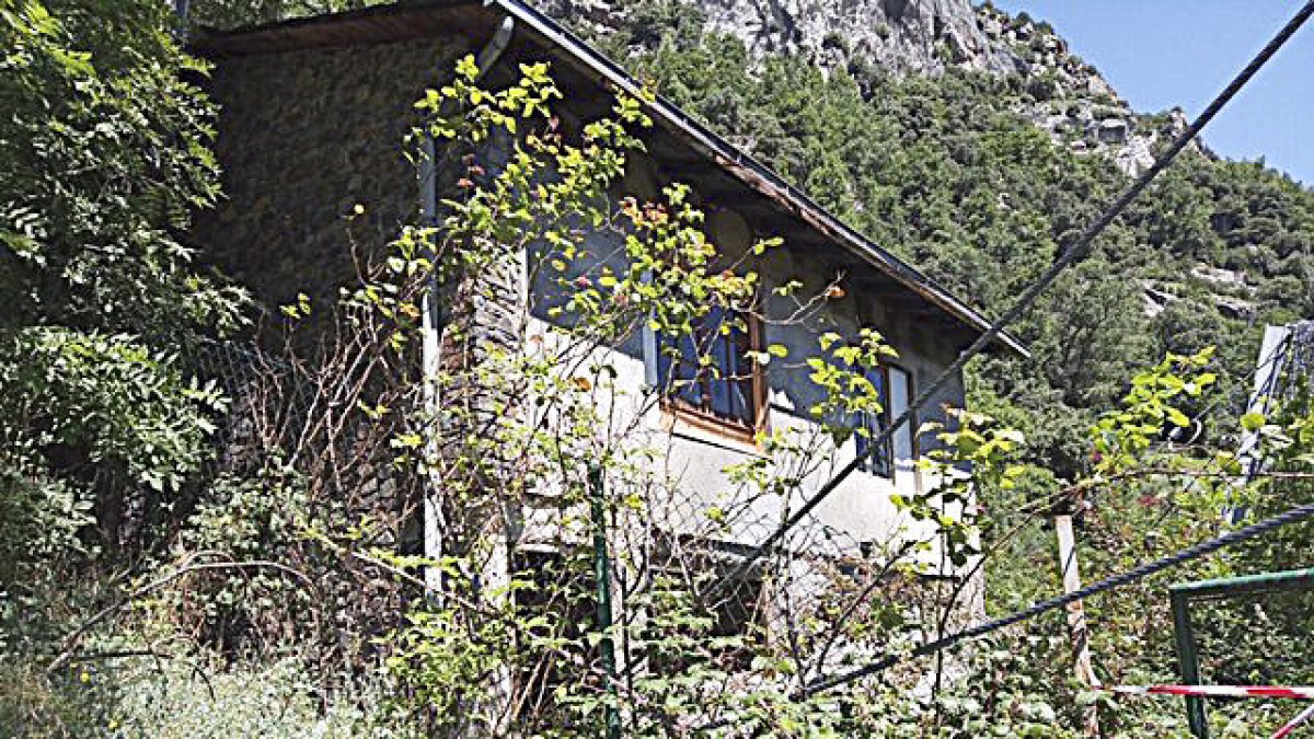 Govern derruirà un edifici que amenaça ruïna al rec del Solà