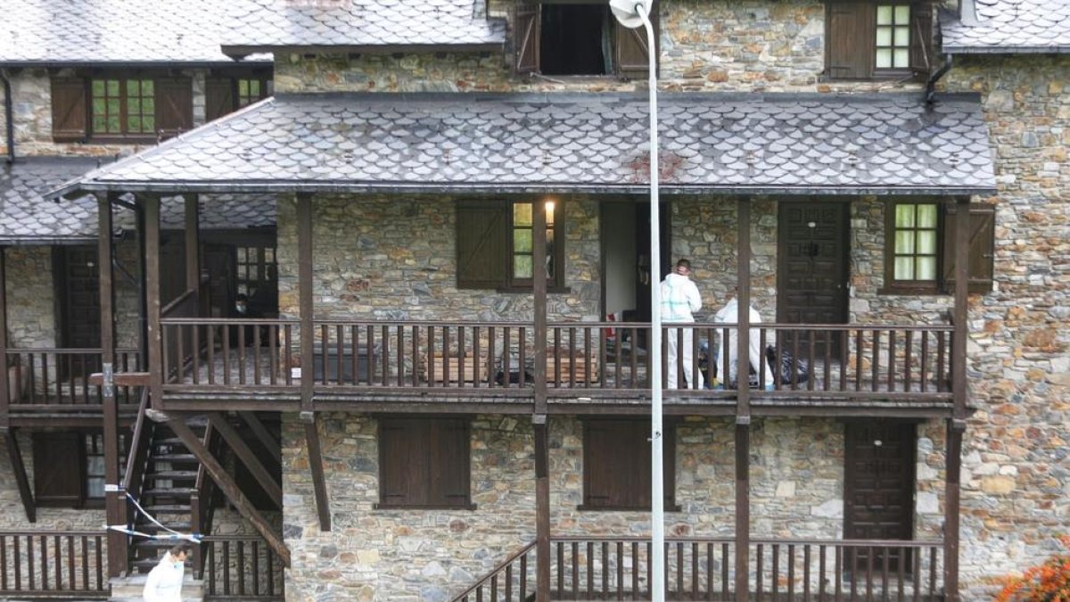 Agents de la policia científica al pis on s'ha produït l'assassinat