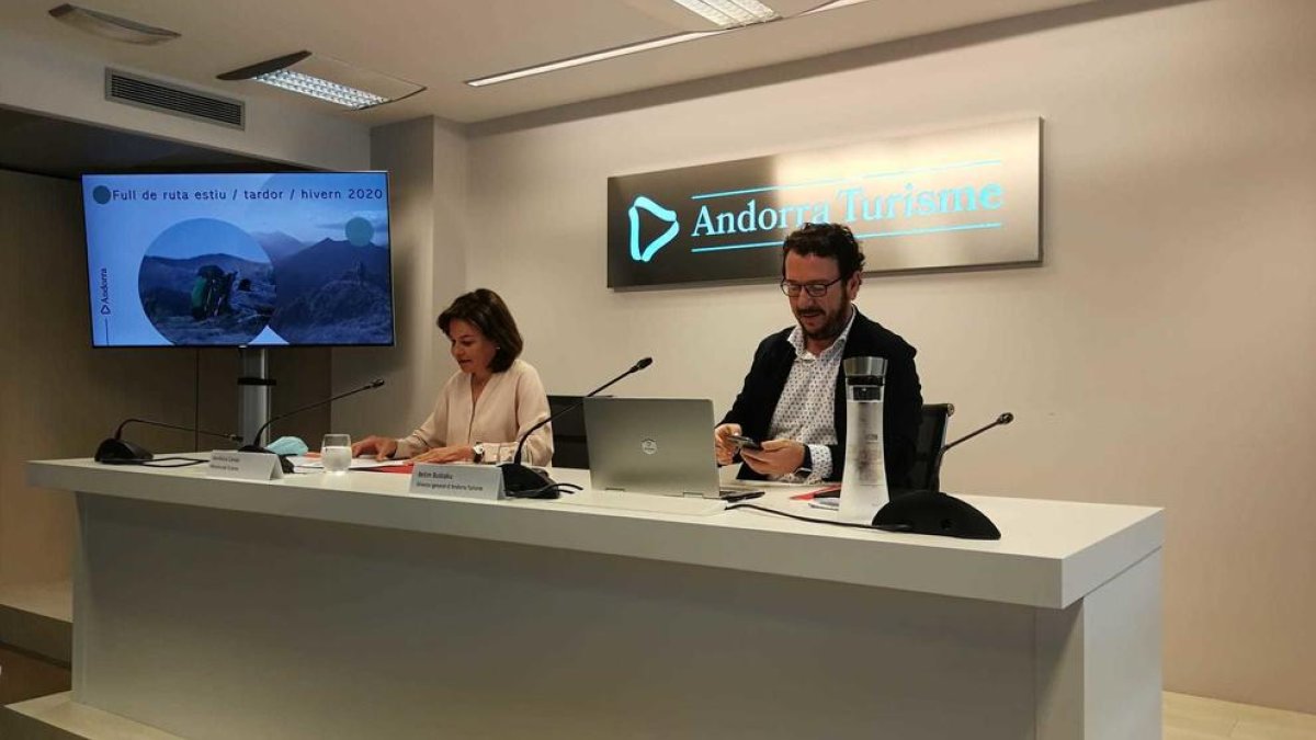 La ministra de Turisme, Verònica Canals, i el director d'Andorra Turisme, Betim Budzaku.