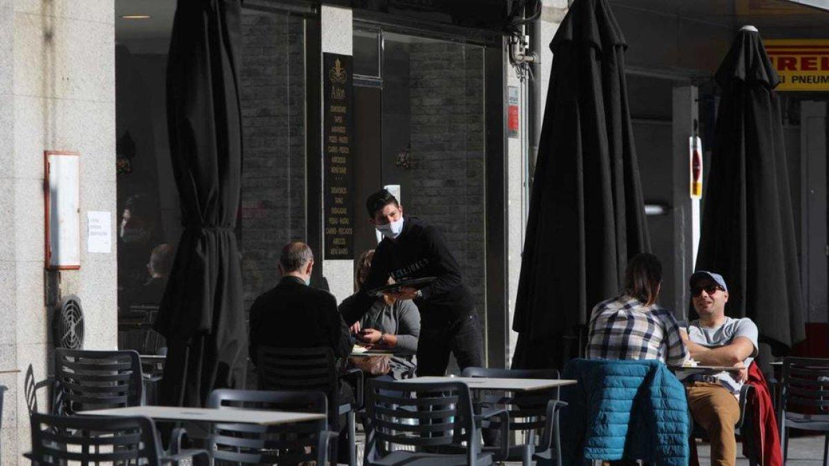 Les noves mesures limiten l'ocupació de les taules de bars i restaurants.