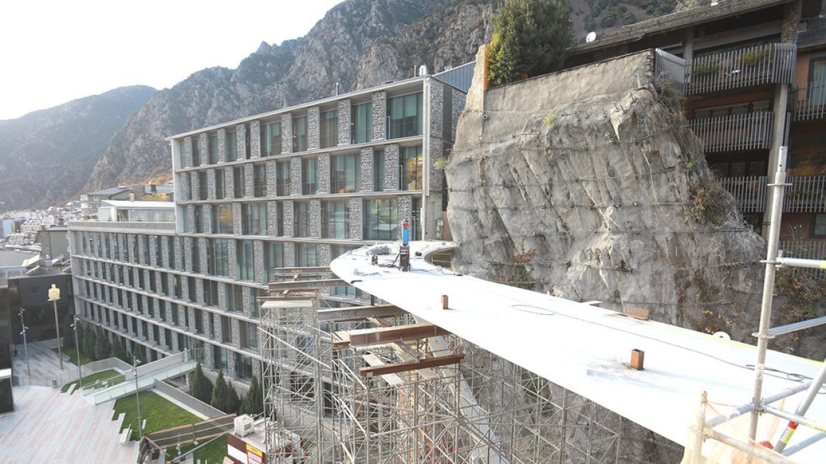 La plaça del Poble i del Consell, unides