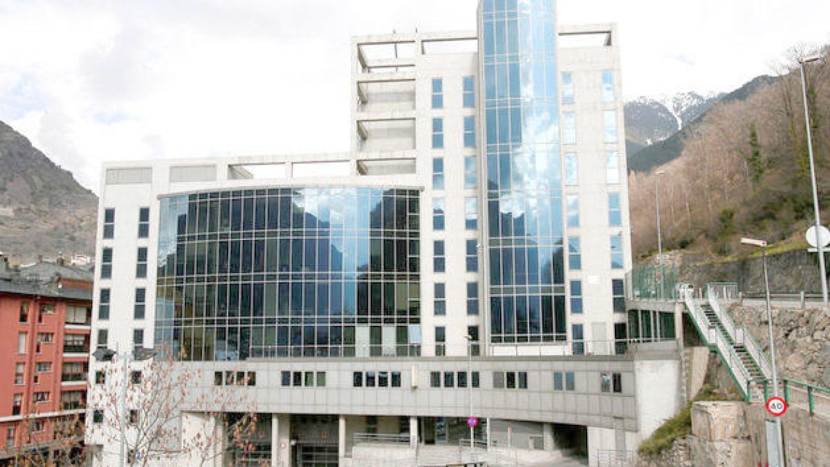 La Batllia investiga l'assetjament per part d'un oficial de la policia