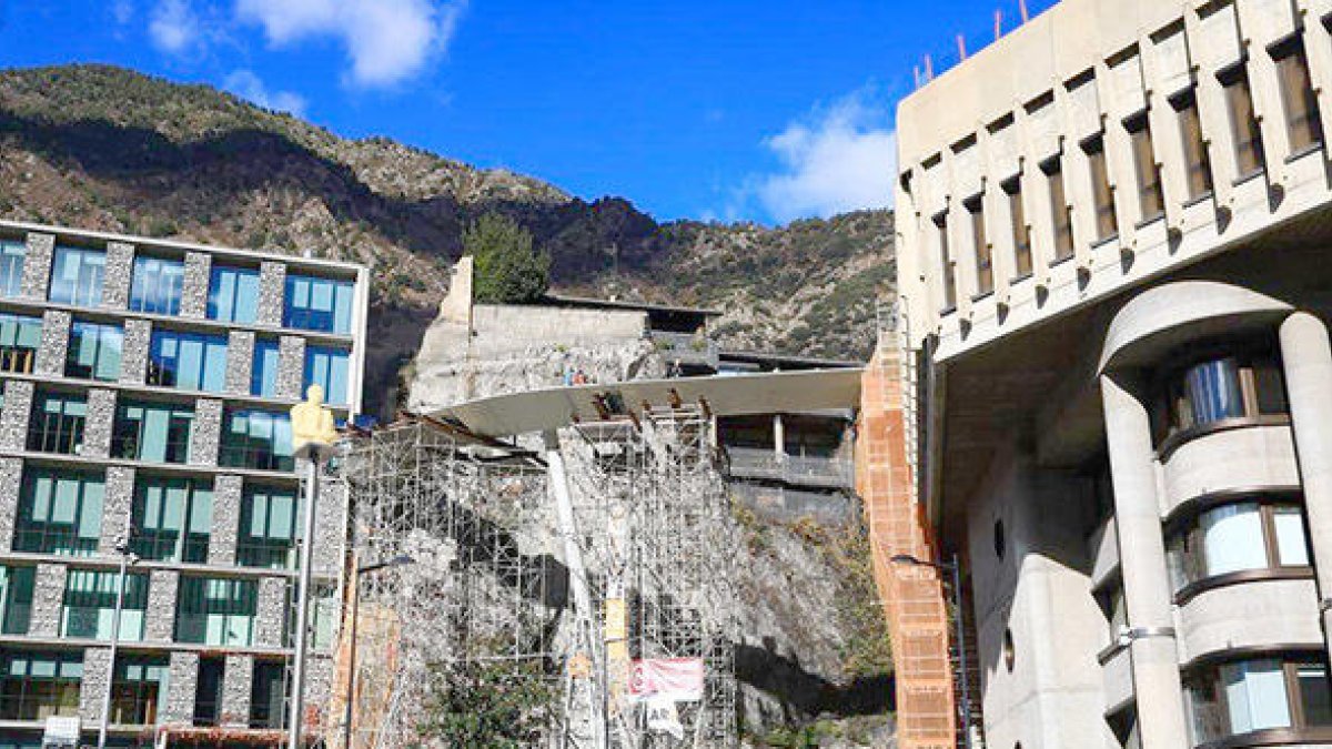 La passarel·la i la delinqüència, als set tuits