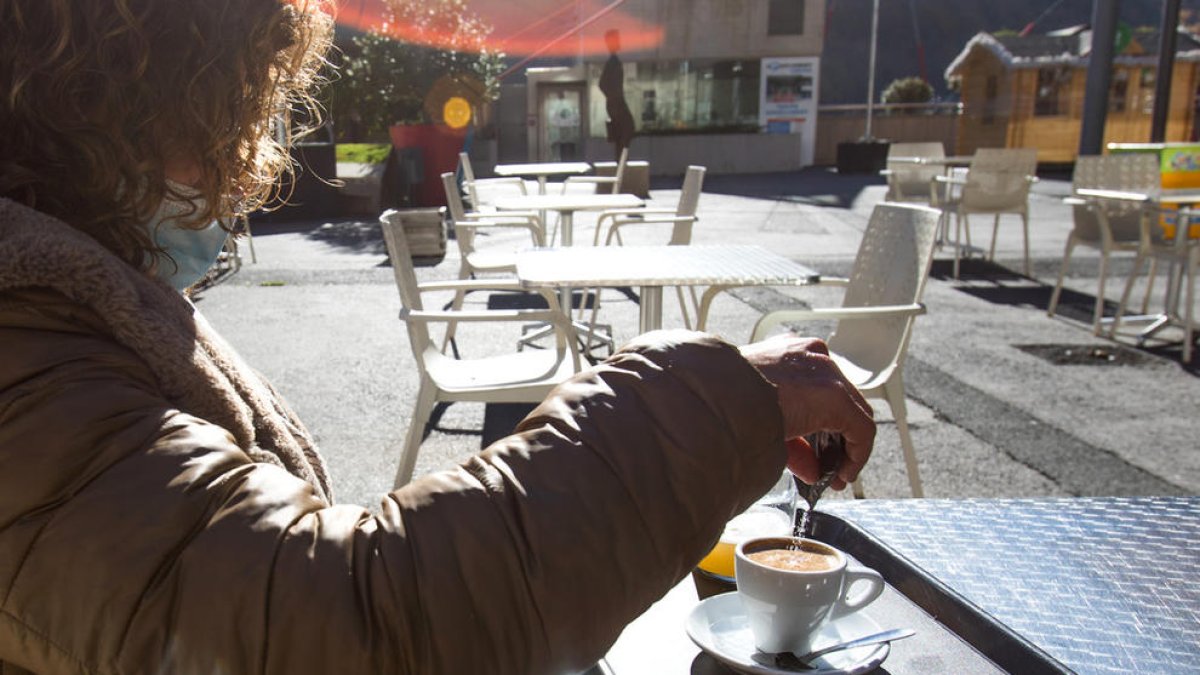 Quatre persones per taula a bars i restaurants