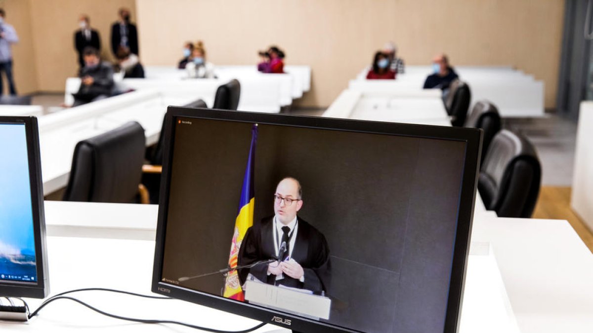 La renovació de batlles i fiscals es cronifica