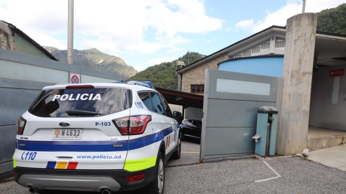 El vehicle de la policia entra a la presó amb l'acusat del crim