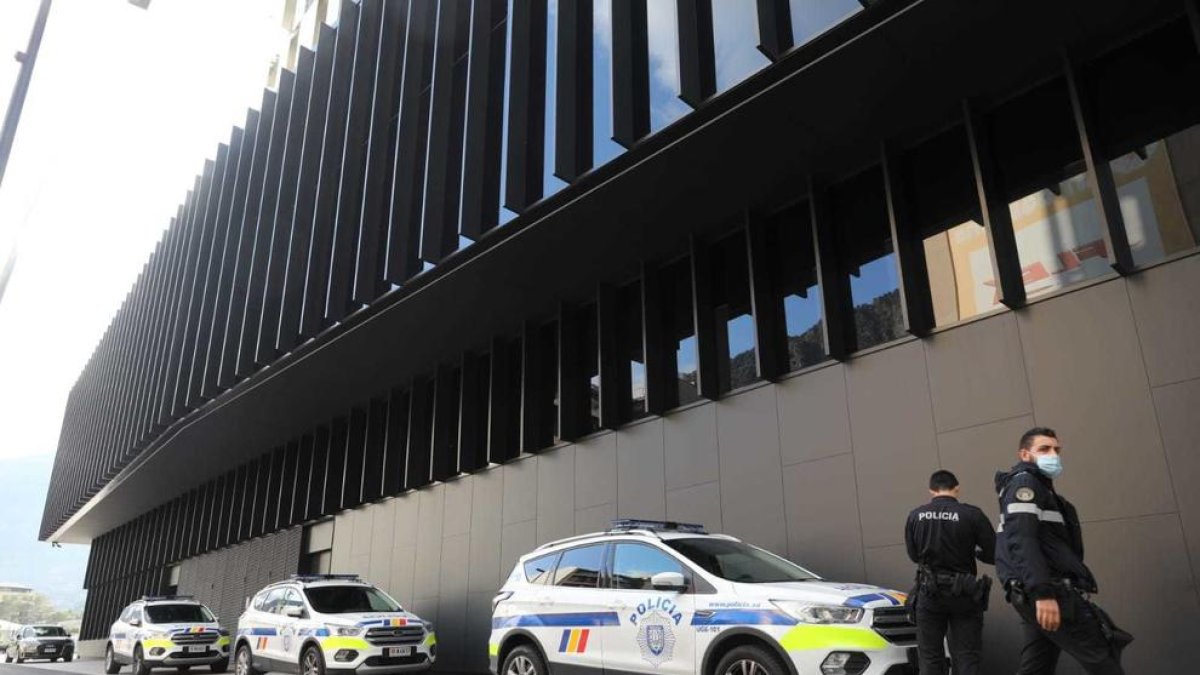 Agents de policia davant de la seu de la Justícia