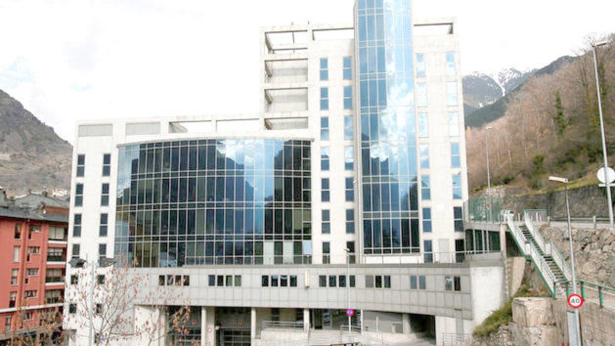 Tensió en les declaracions per l'assetjament a un policia