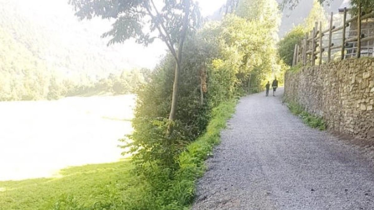 La part del paviment de la Ruta del Ferro que ha quedat malmesa