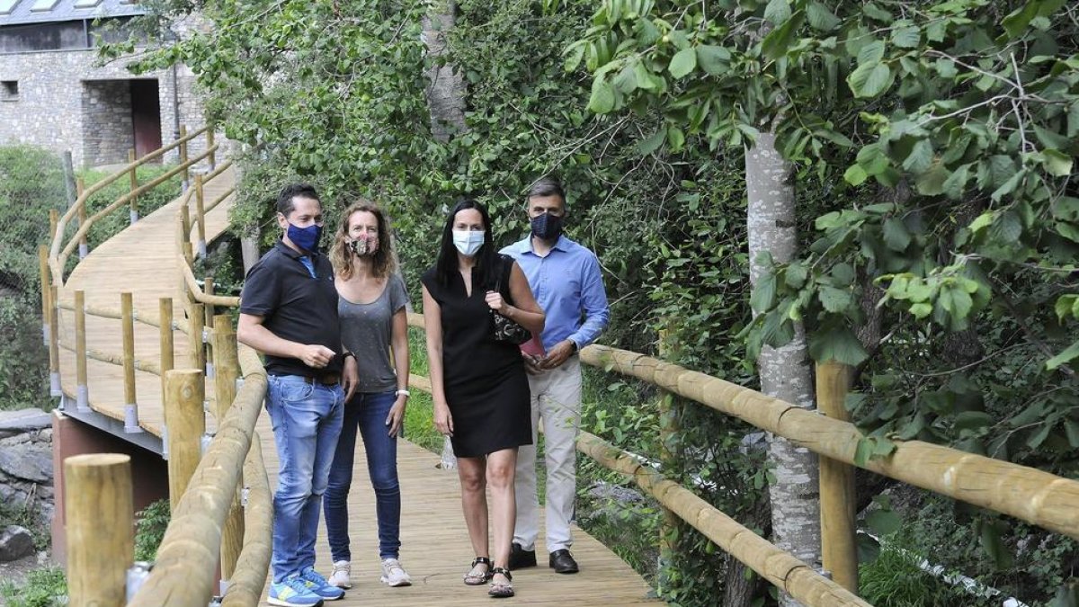 Sílvia Calvó i Olga Molné han recorregut el tram nou del camí aquesta tarda