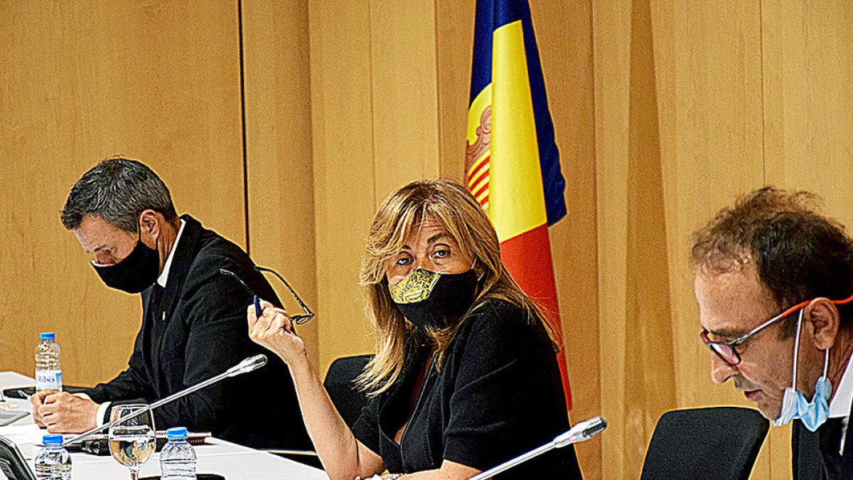 La capital es rebaixa el sou un 10 per cent i el destina a Càritas