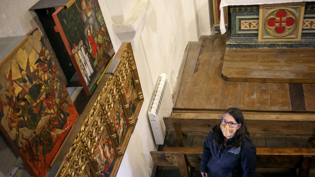 Íngrid Forell, amb l'obra reproduïda de Sant Miquel de Prats