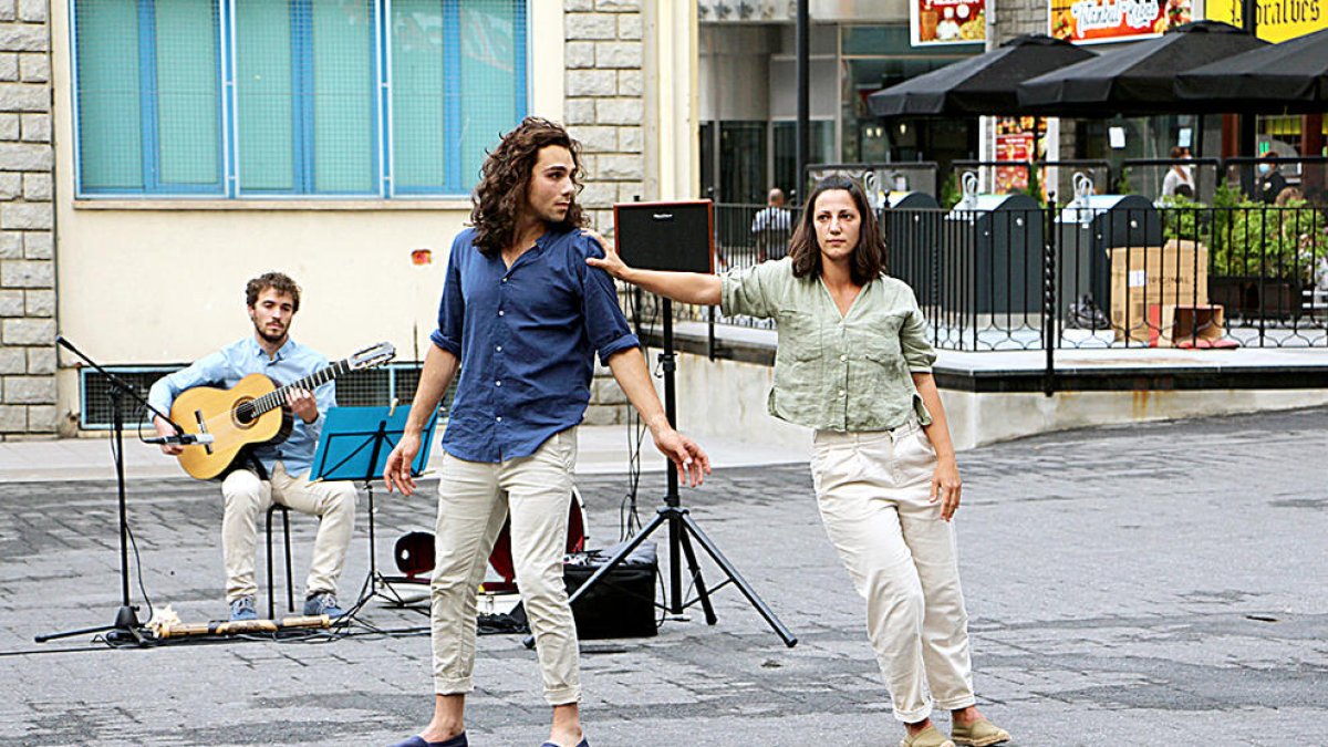 La capital omple els carrers de música i Dansa