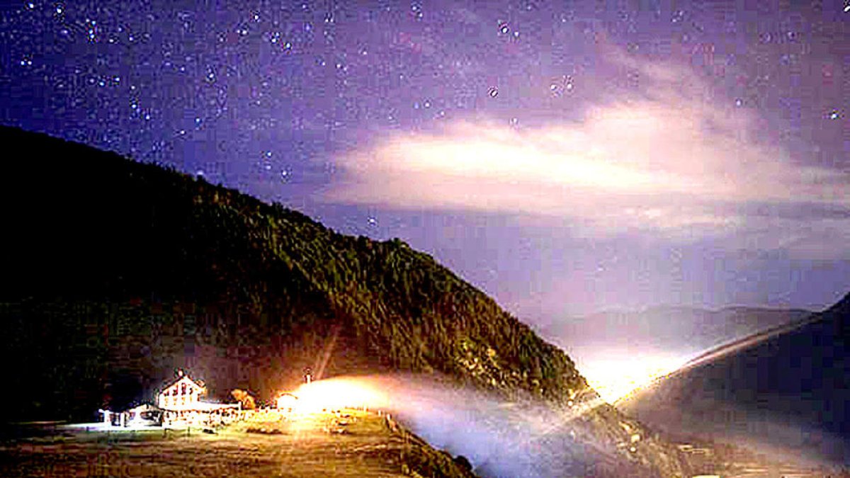 Un foc crema la barbacoa d'obra d'una borda canillenca