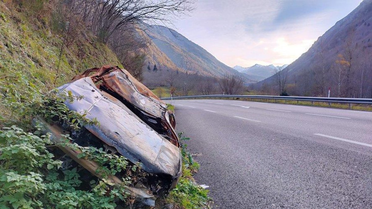 Un dels cotxes calcinats i abandonats a l'RN20