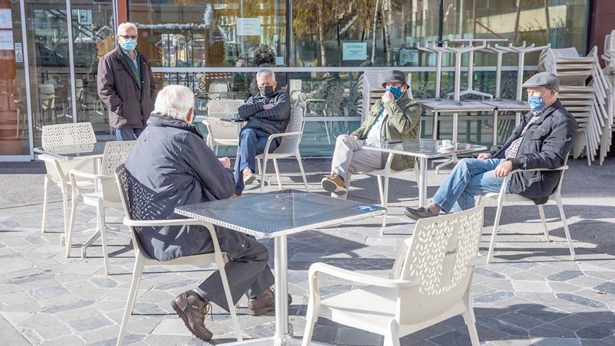 Els bars gaudeixen de quatre clients per taula a la terrassa