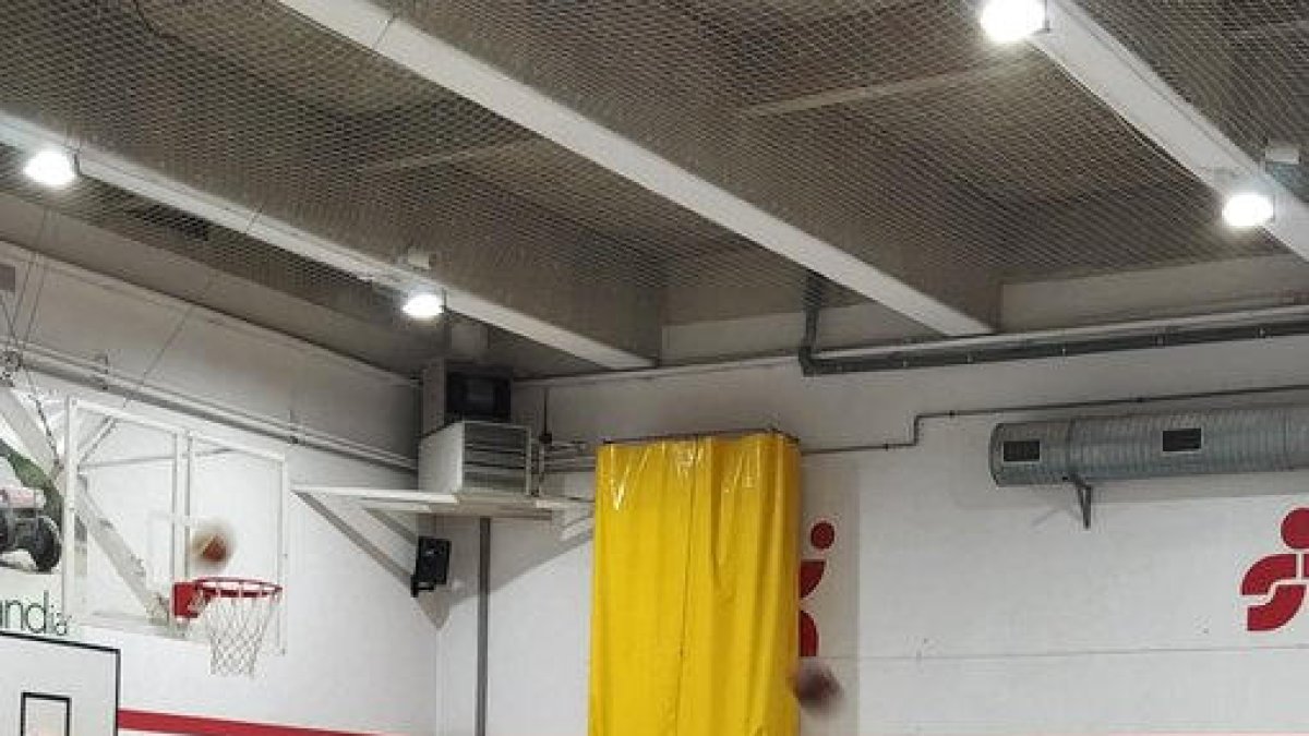 Dos equips del MoraBanc s'entrenen al poliesportiu