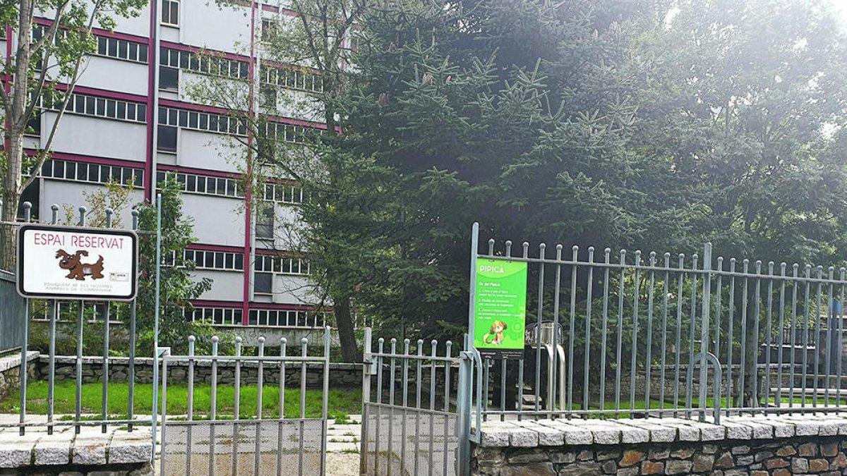 La majoria de comuns defensa la taxa de tinença de gossos per mantenir el mobiliari urbà