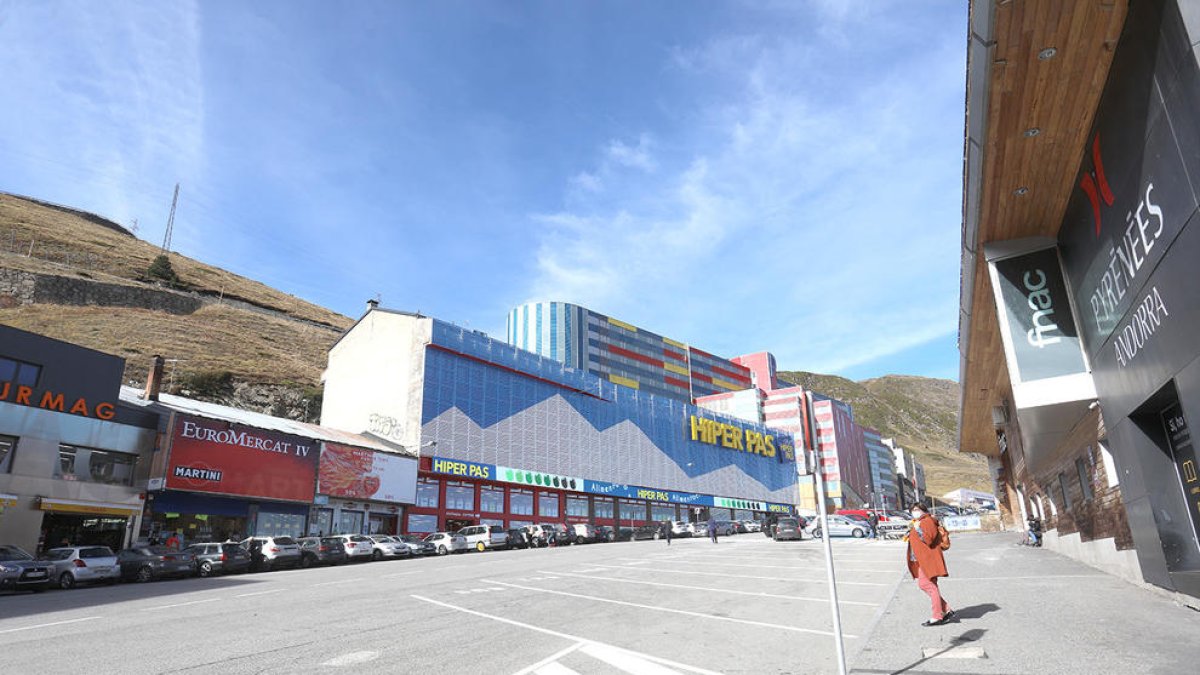 El tancament de França quinze dies més desespera els botiguers del Pas