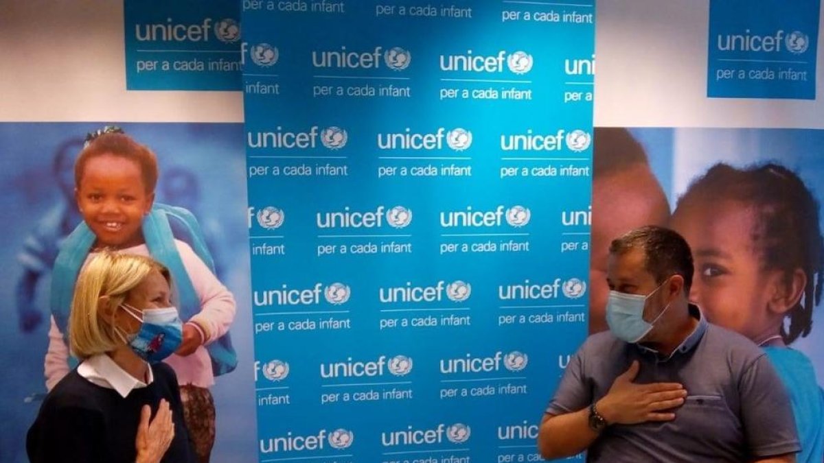 La presidenta de l'Unicef Andorra, Laura Álvarez, i el del COPSIA, Òscar Fernàndez, en la signatura del conveni