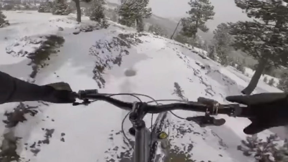 L'impressionant descens per la neu de Cedric Gracia pel Bike Park de Vallnord