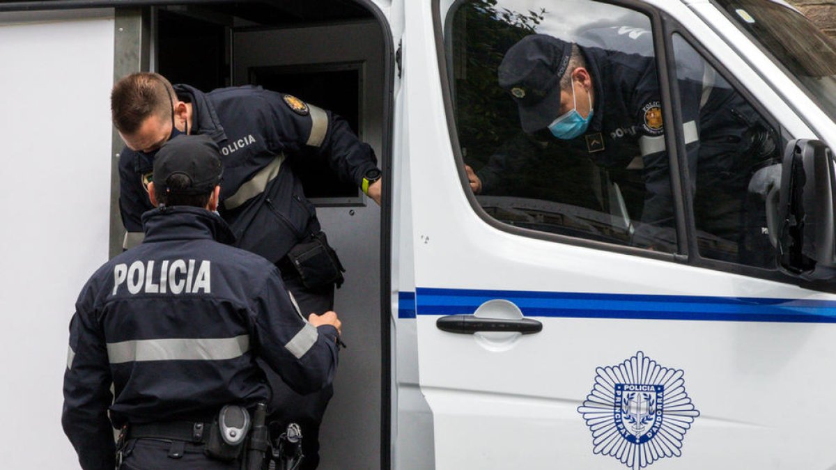 Un jove acaba detingut per donar cops de puny al germà