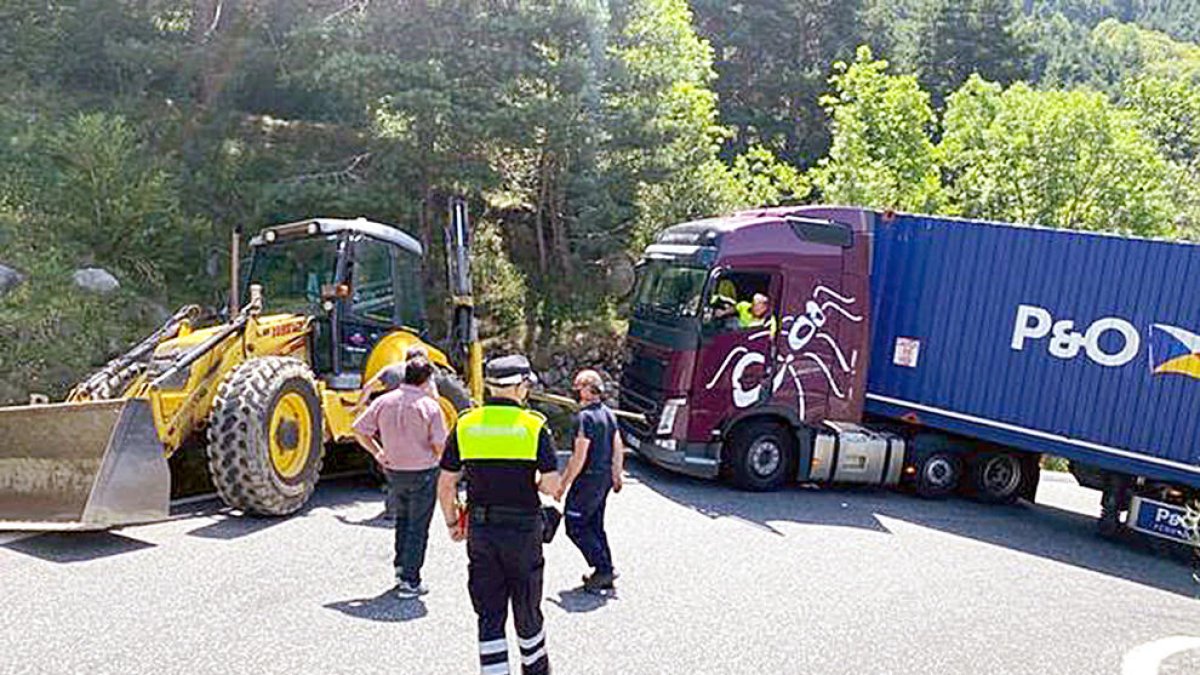 Un camió queda atrapat i talla el trànsit a la carretera dels Cortals