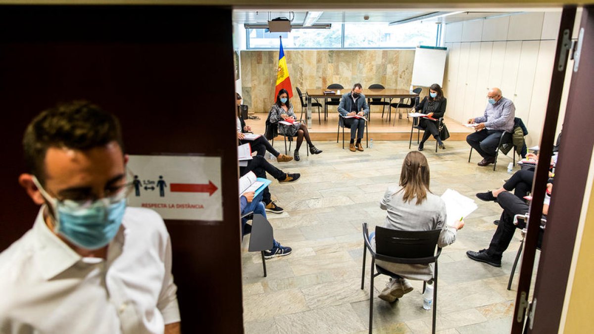 Moments previs a la trobada de la Taula Permanent de la Joventut d'aquesta tarda.