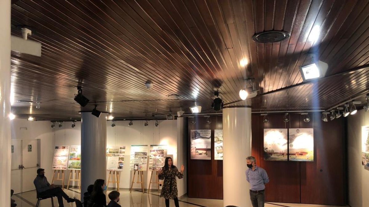 La cònsol major, Laura Mas, al vestíbul del Complex Esportiu