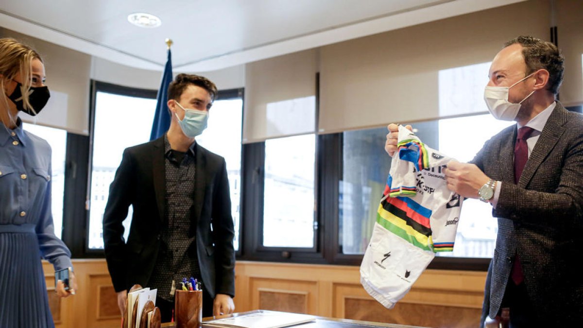 Rebuda del Cap de Govern a Julian Alaphilippe