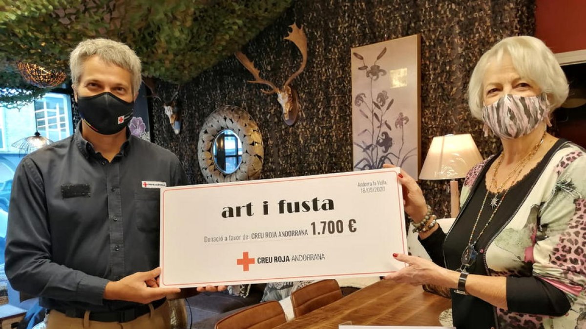 Creu roja rep 1.700 euros de mascaretes d'art i fusta